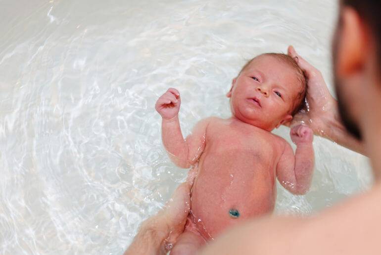 Как купать новорожденного ребенка в ванночке первый раз дома: что понадобится для процедуры и о чем нужно знать родителям, перед мытьем малыша?