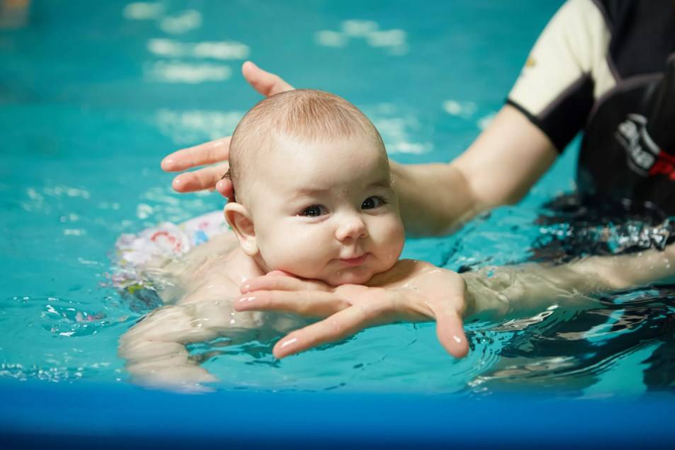 Когда можно начинать учить ребенка плаванию? комплекс упражнений для обучения плаванию ребенка до года