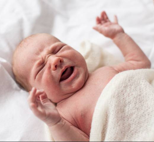 Младенец улыбается: делаем выводы по улыбке во сне