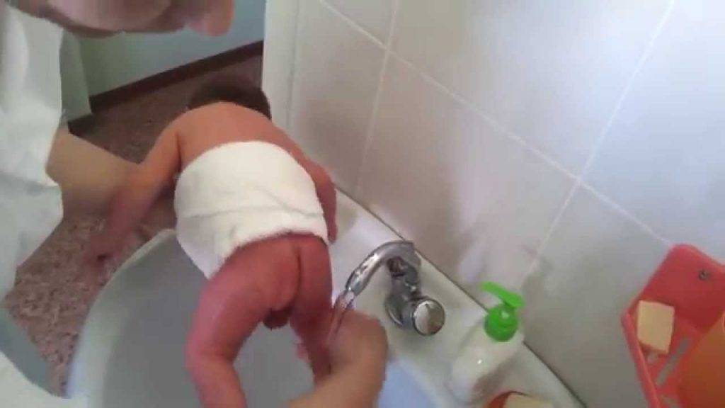 Как проводить утренний туалет новорожденному
