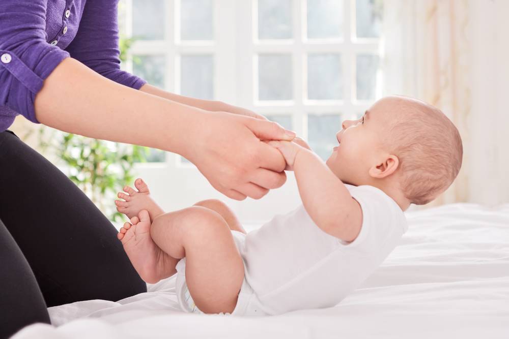 Почему новорожденный поджимает ножки и плачет