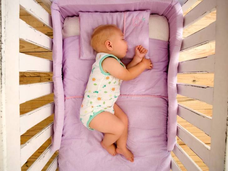 Нужна ли ребенку подушка: до года, в год и в два? какую подушку и когда купить ребенку?