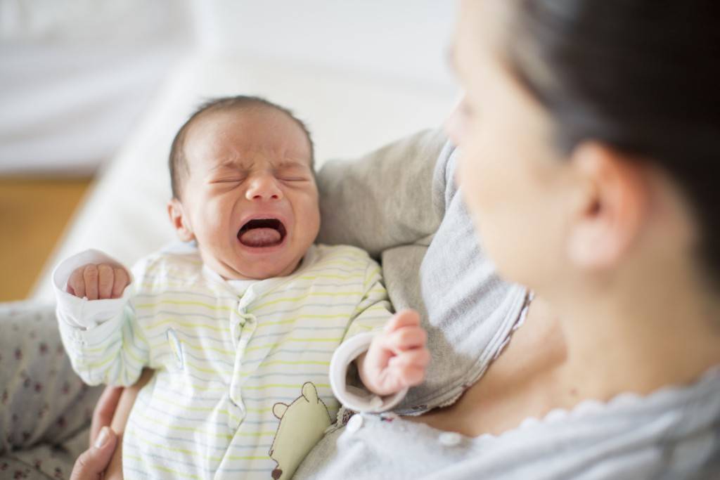 Почему новорожденный ребенок извивается и плачет во время кормления: причины и способы помощи грудничку