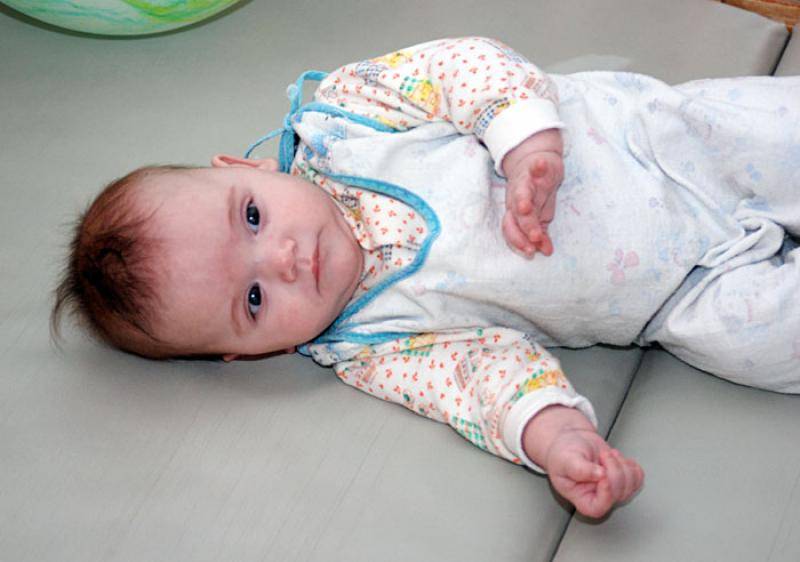 Упал с дивана и впал в кому. красноярские врачи спасли 5-месячного малыша