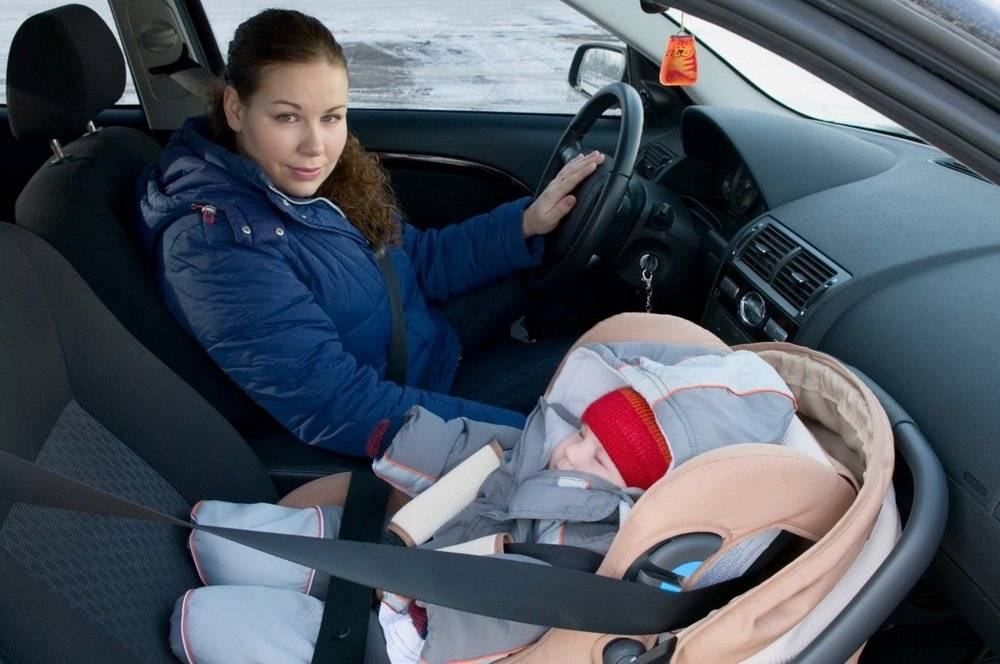 Как перевозить новорожденного в машине на заднем сиденье