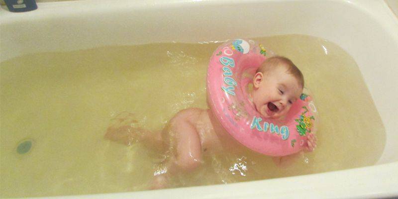 Купание новорожденного в большой ванне – риск или веселое занятие?