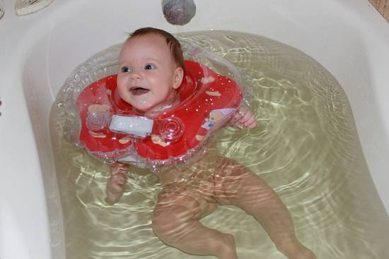 Как купать ребёнка в ванночке с горкой