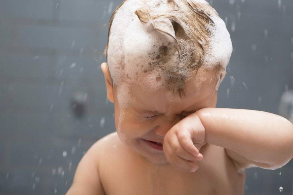Ребенок плачет после купания: какие могут быть причины?