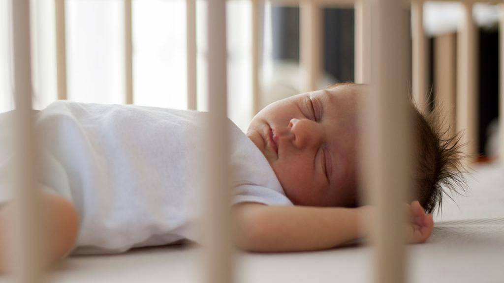Почему ребёнок спит с приоткрытыми глазами
