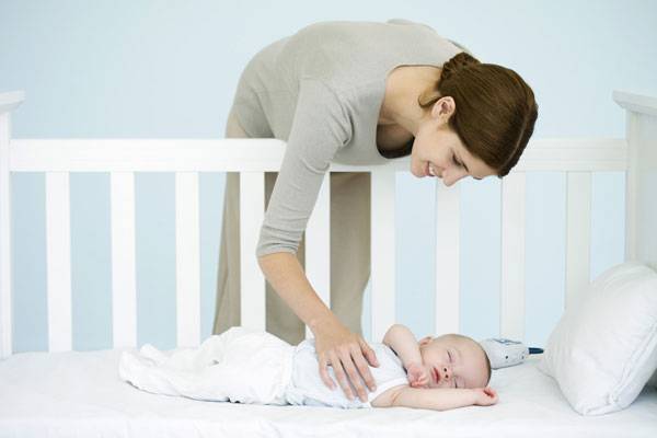 Как отучить ребенка от укачивания на руках: причины почему малыш не спит в кроватке, когда начинать отучивание, видео