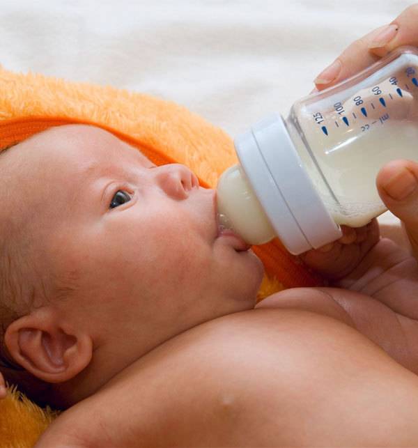 Сегодня из бутылочки: правила кормления крохи сцеженным молоком
