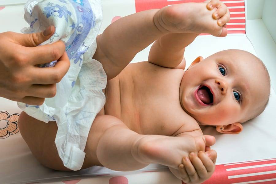 Как часто менять подгузник новорожденному и как правильно
