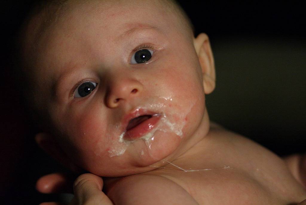 Ребенок в 2-3 месяца сосет кулак, текут слюни пузырями: почему наблюдается обильное слюноотделение?