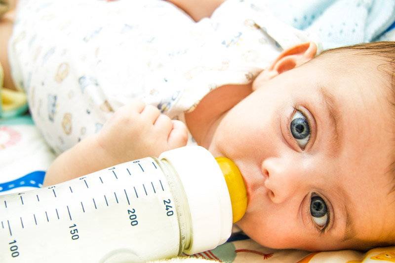 Как понять что смесь не подходит новорожденному: симптомы и тактика помощи