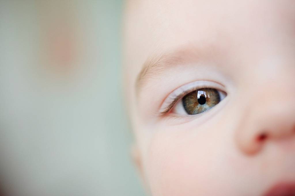 Когда и как меняется цвет глаз у новорожденных детей