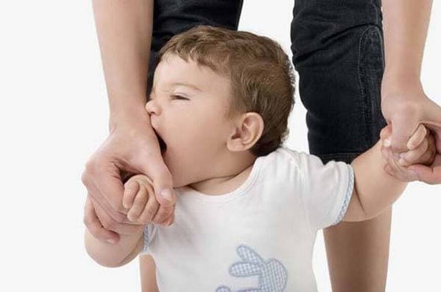 Как отучить ребенка сосать палец: боремся с вредной привычкой