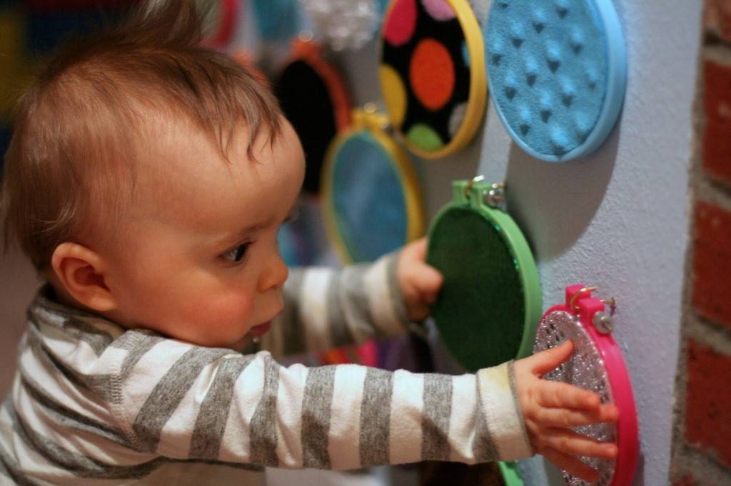 Развитие 1-месячного ребенка в домашних условиях: чем заниматься, как играть