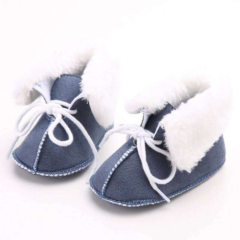 Выбор детской обуви для девочек и мальчиков до 1 года: сапожки новорожденным малышам