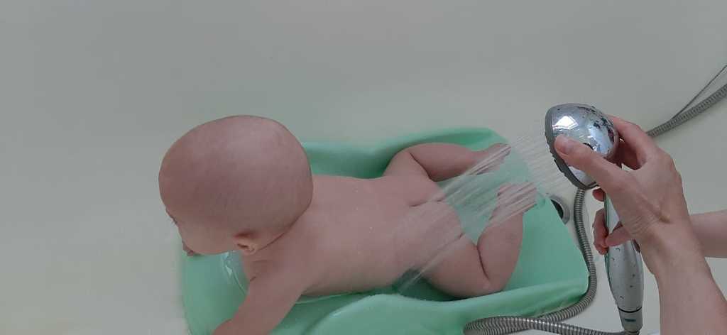 Как правильно подмывать новорождённого под краном: мальчика и девочку?