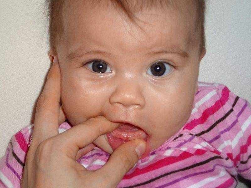 У трехмесячного ребенка текут слюни пузырями и кулак во рту