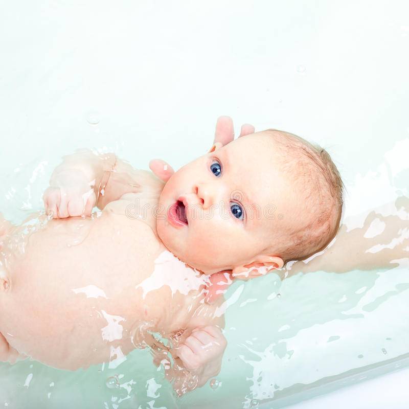 Как правильно купать ребенка в 1 месяц?