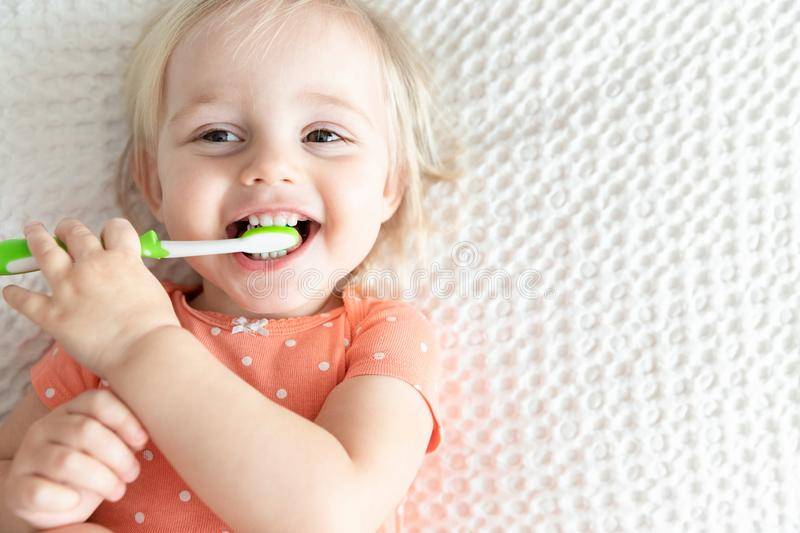 С какого возраста ребенку начинать чистить зубы, и как научить малыша в 1-2 года правильно ухаживать за полостью рта