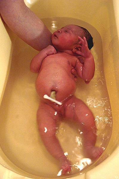 Что делать, если в уши новорожденному попала вода?