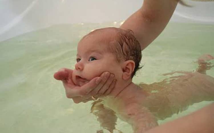 Как научить плавать младенца, когда начинать учить новорожденных плаванию