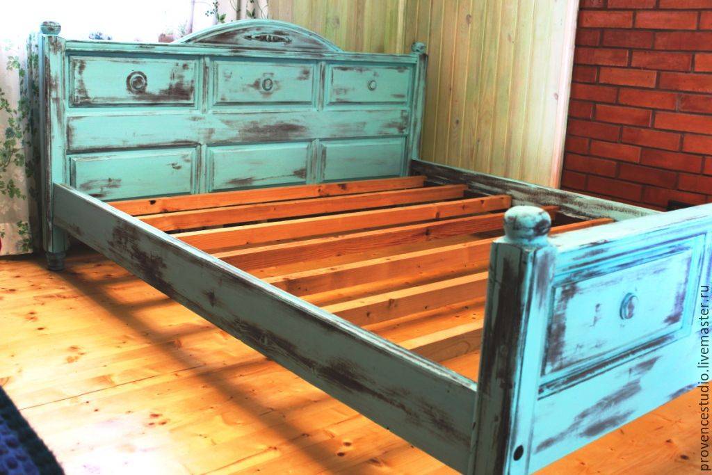 Чем можно покрасить кроватку новорожденного — выбор безопасного покрытия для реставрации старой деревянной кровати
