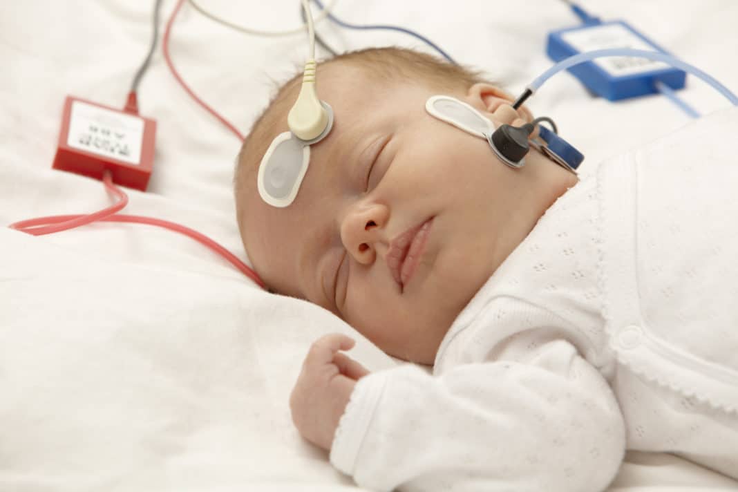 Слух у новорожденного: как определить что ребенок слышит, проверка в домашних условиях и в больнице