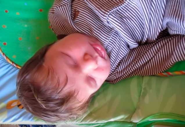 Ребенок во сне вертит головой – причины и когда стоит обратиться к врачу
