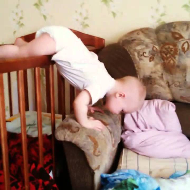 Новорожденный ребенок упал с дивана — что делать