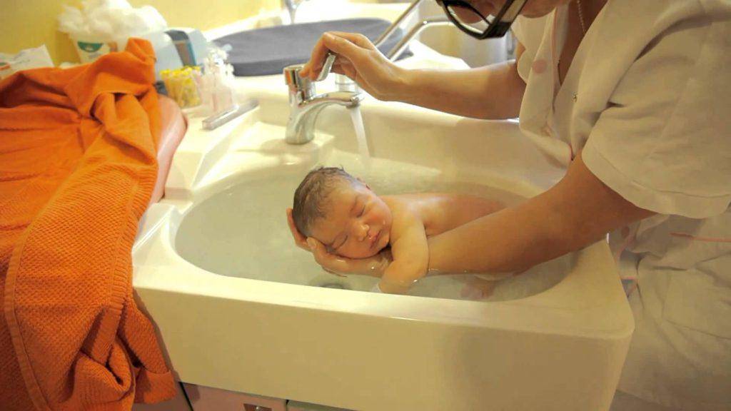 Как правильно подмывать новорожденного ребенка?