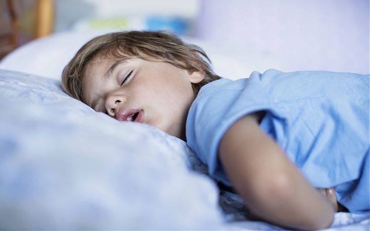 Грудничок спит днем по 15, 30 и 40 минут: причины, что делать, как улучшить сон
