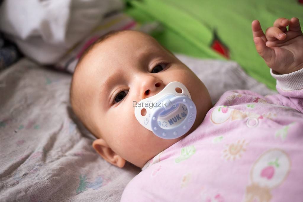 Пустышка для новорожденного: за и против соски