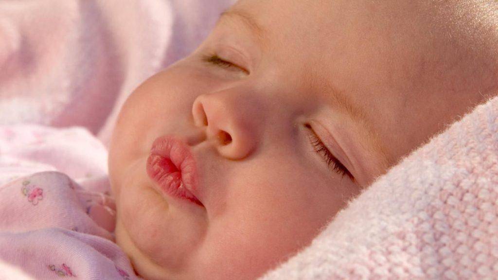 «молочная» мозоль на губе у новорожденного: причины её возникновения, представляет ли опасность для грудничка?