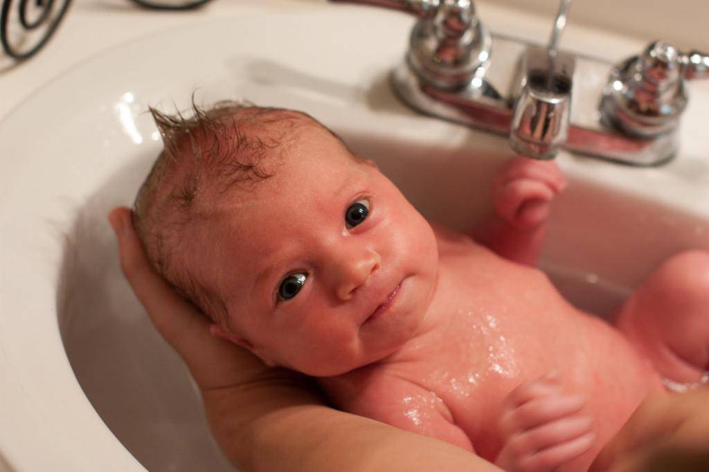Как правильно купать новорожденного ребенка первый раз дома в ванночке