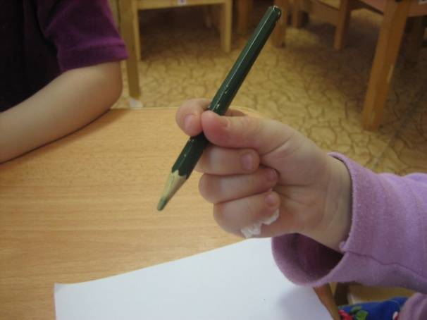 Как научить ребенка правильно держать  ручку или карандаш — методики и советы