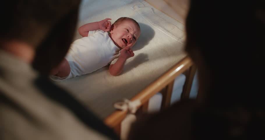 Почему ребенок в 4 месяца плохо спит по ночам и днем: от чего часто просыпается