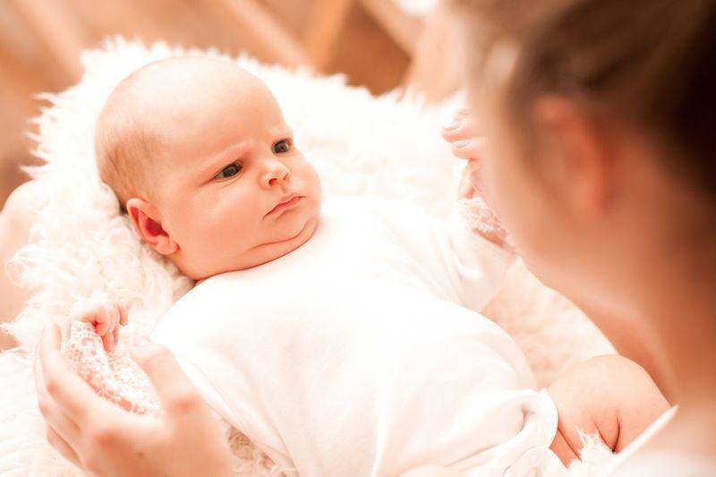 Новорожденный тужится и кряхтит — есть повод для паники?