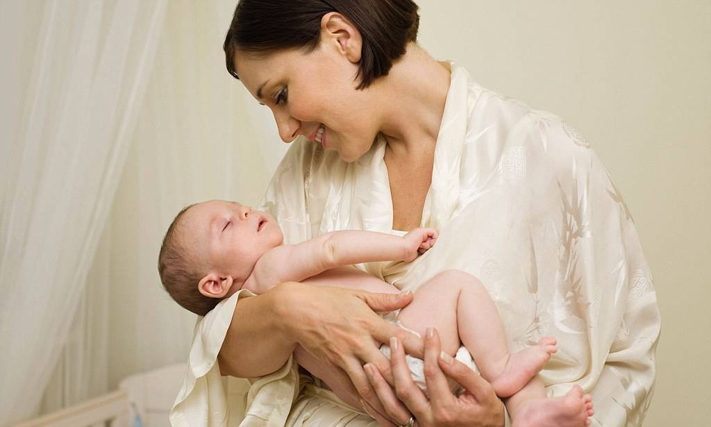 Как брать новорожденного на руки фото? | мама супер!
