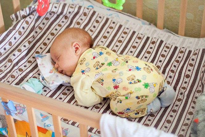 В каком положении должен спать новорожденный?