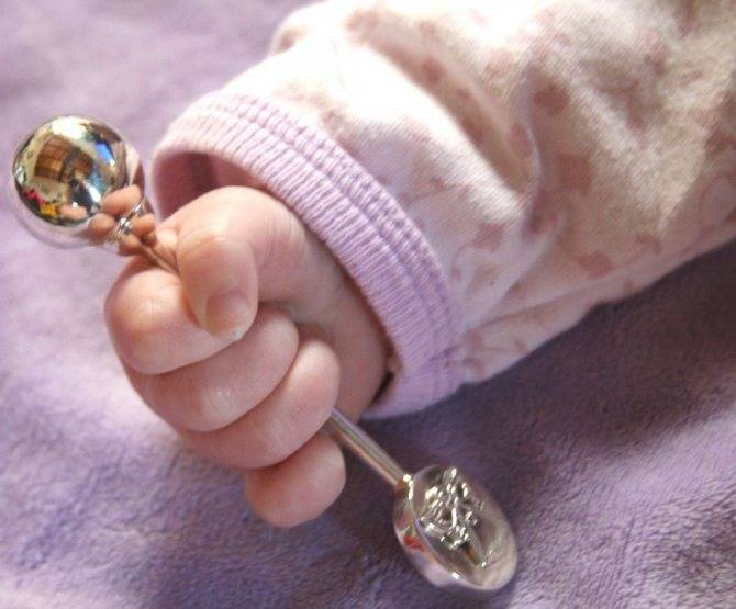 Серебряная ложечка для младенца: кто, когда и зачем дарит?