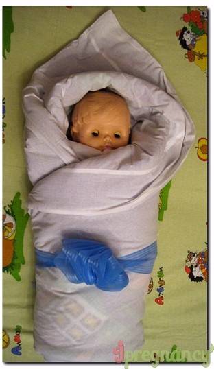 Учимся заворачивать новорожденного ребенка в одеяло
