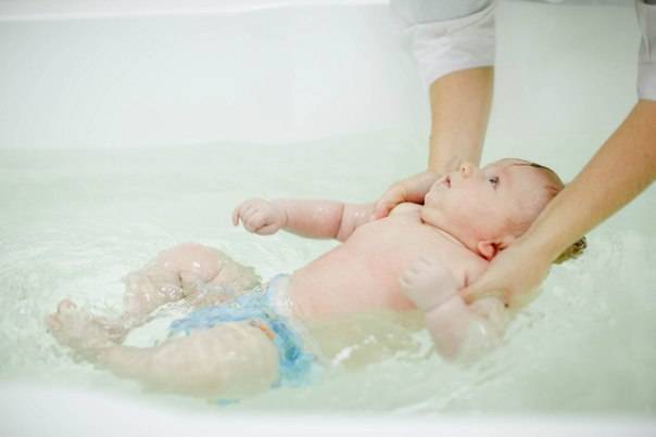 Как делать воздушные ванны новорожденному ребенку? - умный врач