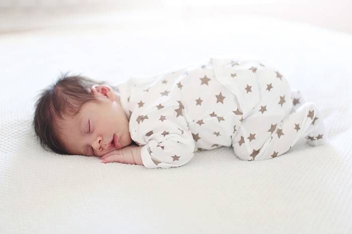 Ребенок во сне переворачивается на живот и просыпается в 4-6 месяцев: что делать