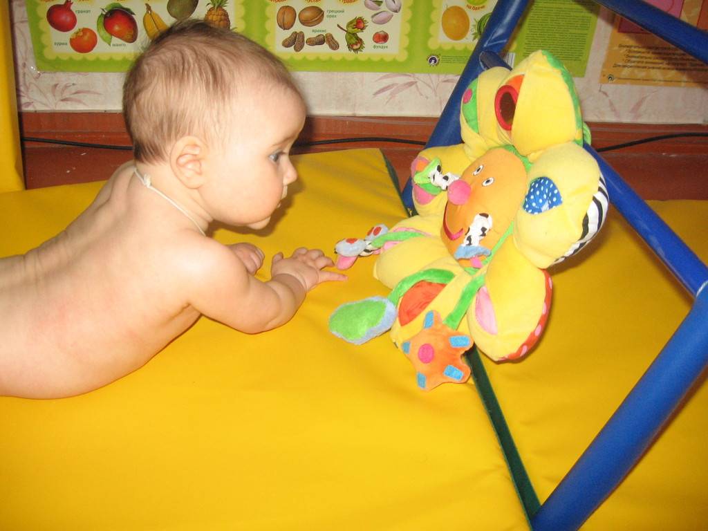 Ребенок в 4 месяца: особенности развития малыша, игры и упражнения, что умеет малыш