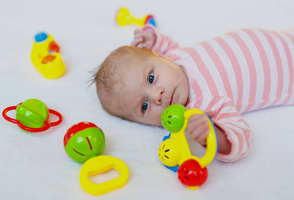 Во сколько месяцев новорожденный ребенок начинает играть с погремушками