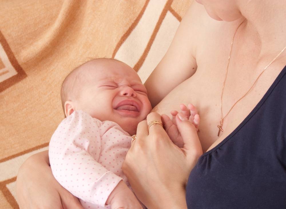 Почему ребенок не берет грудь, психует и плачет?