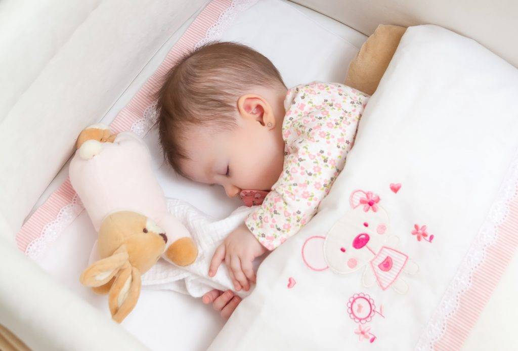 Приучаем ребенка спать в своей кроватке